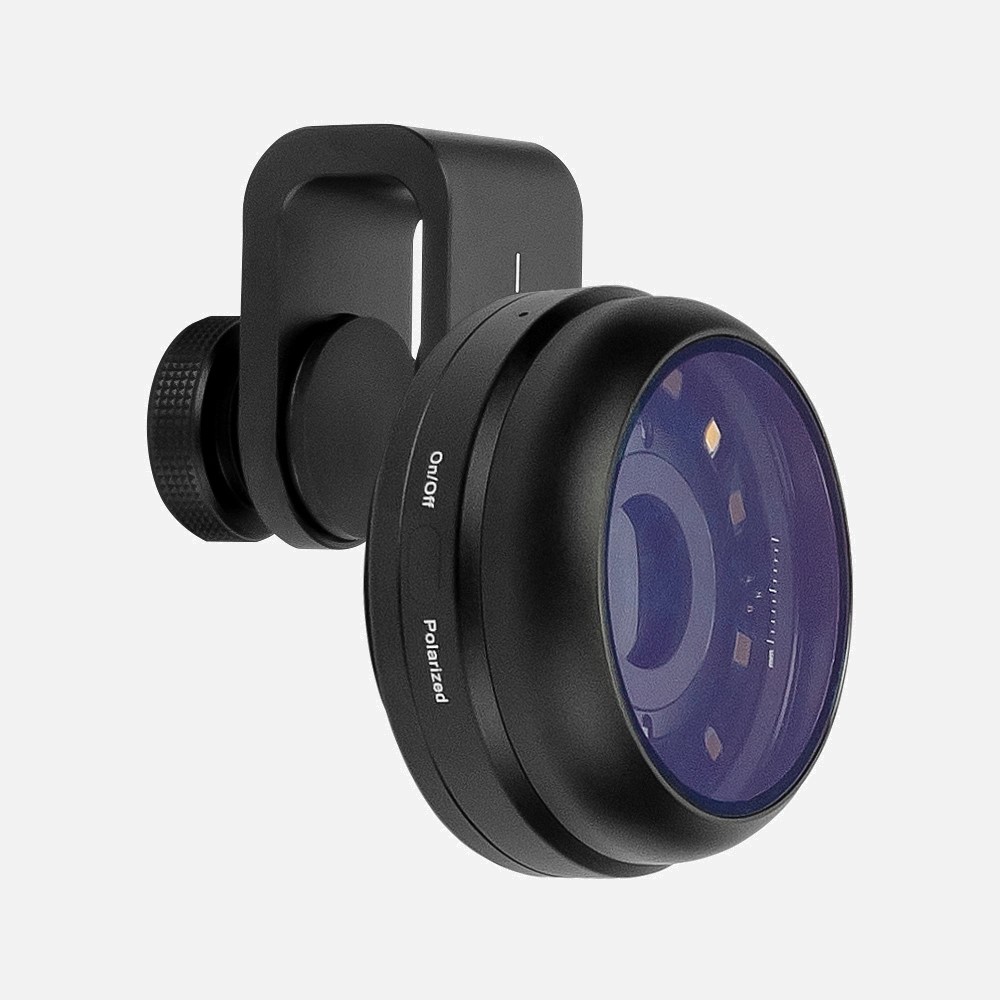 Detalhe da câmera dermatoscópica acoplada ao smartphone.